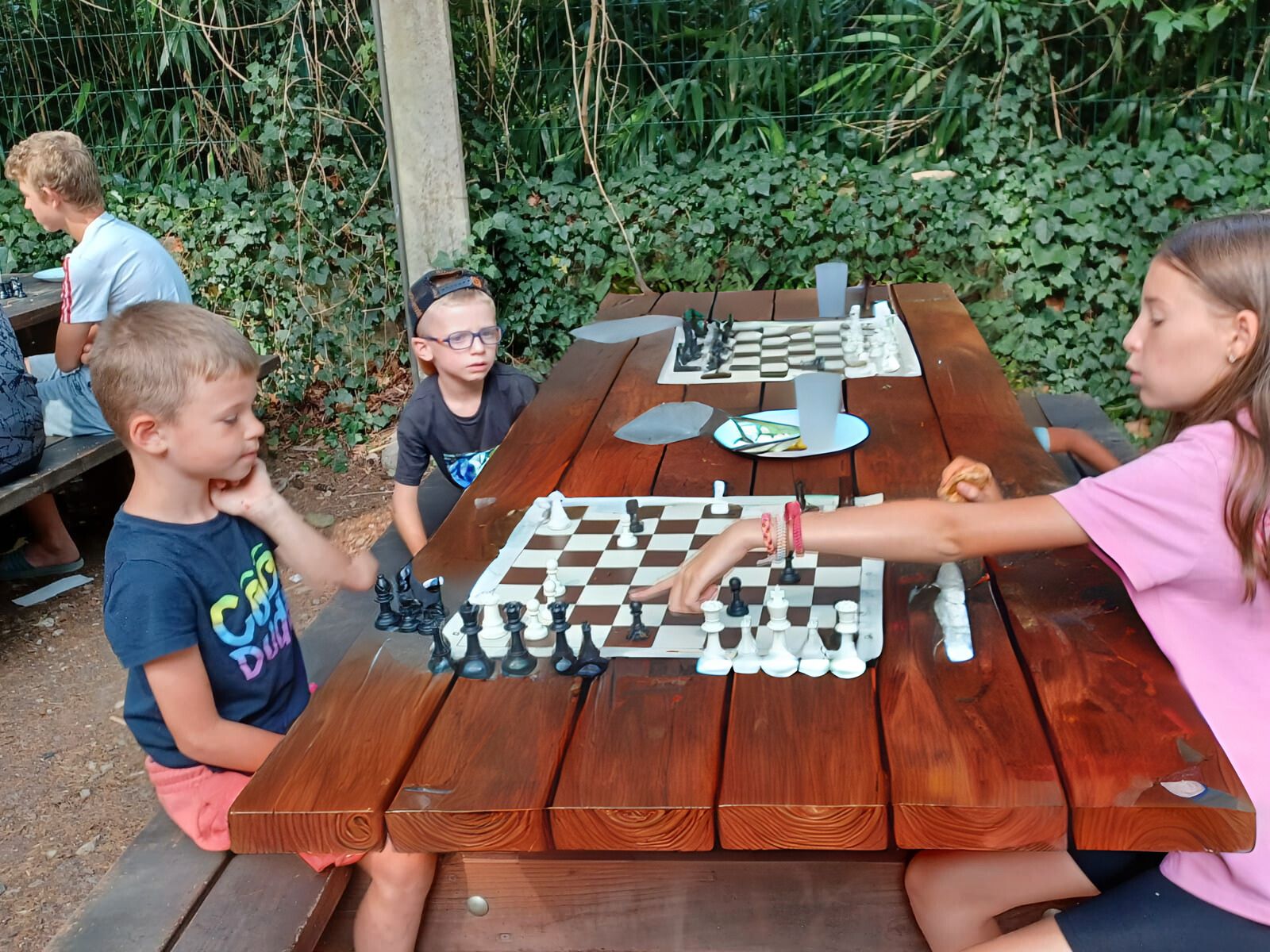 Atelier résolution de problèmes d'échecs pour enfants durant un séjour