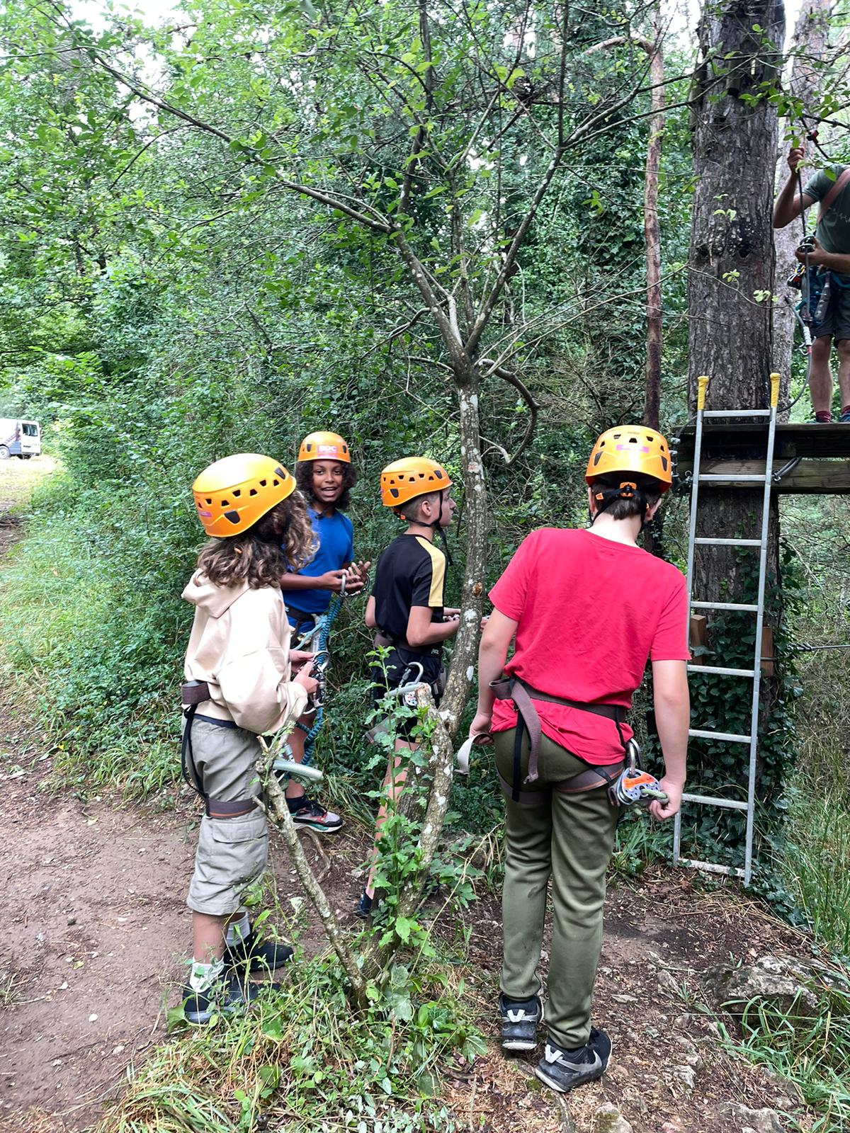 Jeunes de 10 à 17 ans sur les tyroliennes au Vallon des Tyroliennes en Aveyron