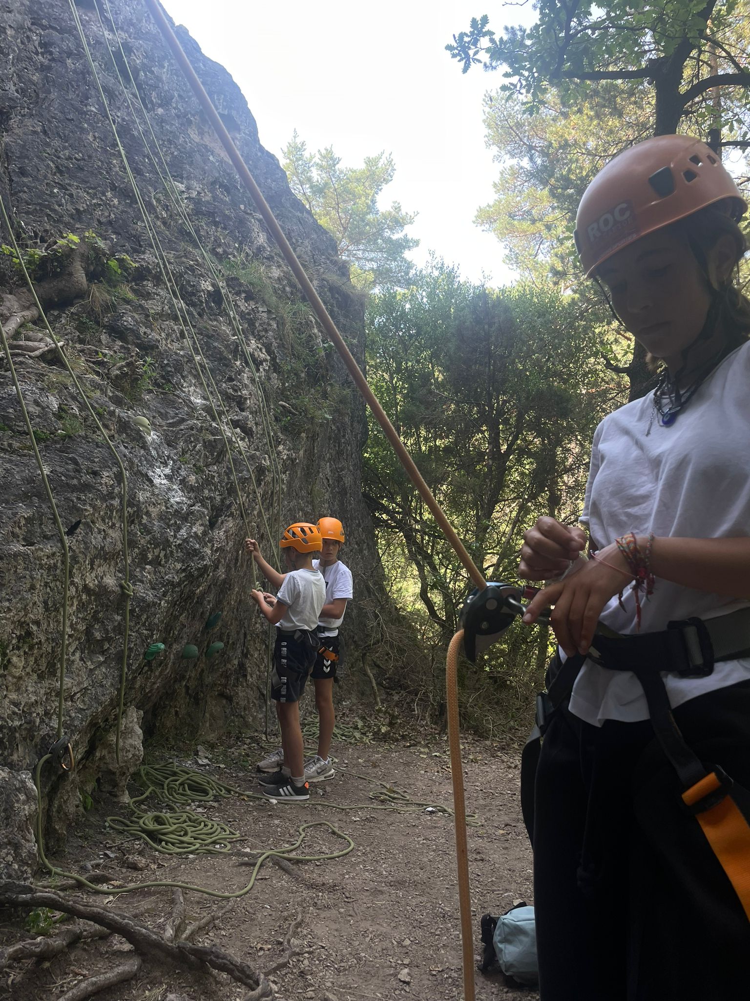 Atelier rappel géant de 100 mètres pour jeunes en séjour multisports