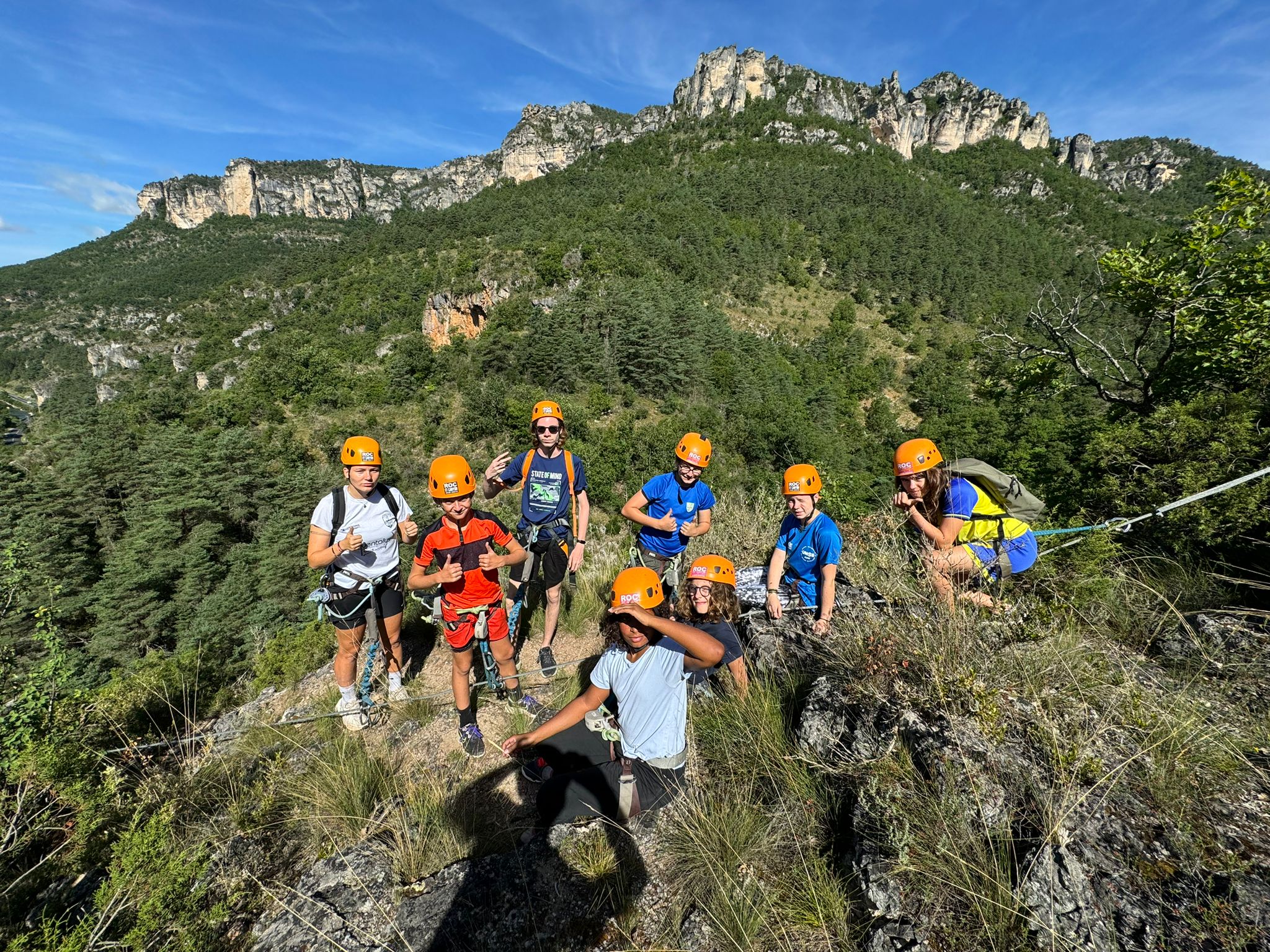 Jeunes participants sur les ponts de singe durant un stage montagne gocolo