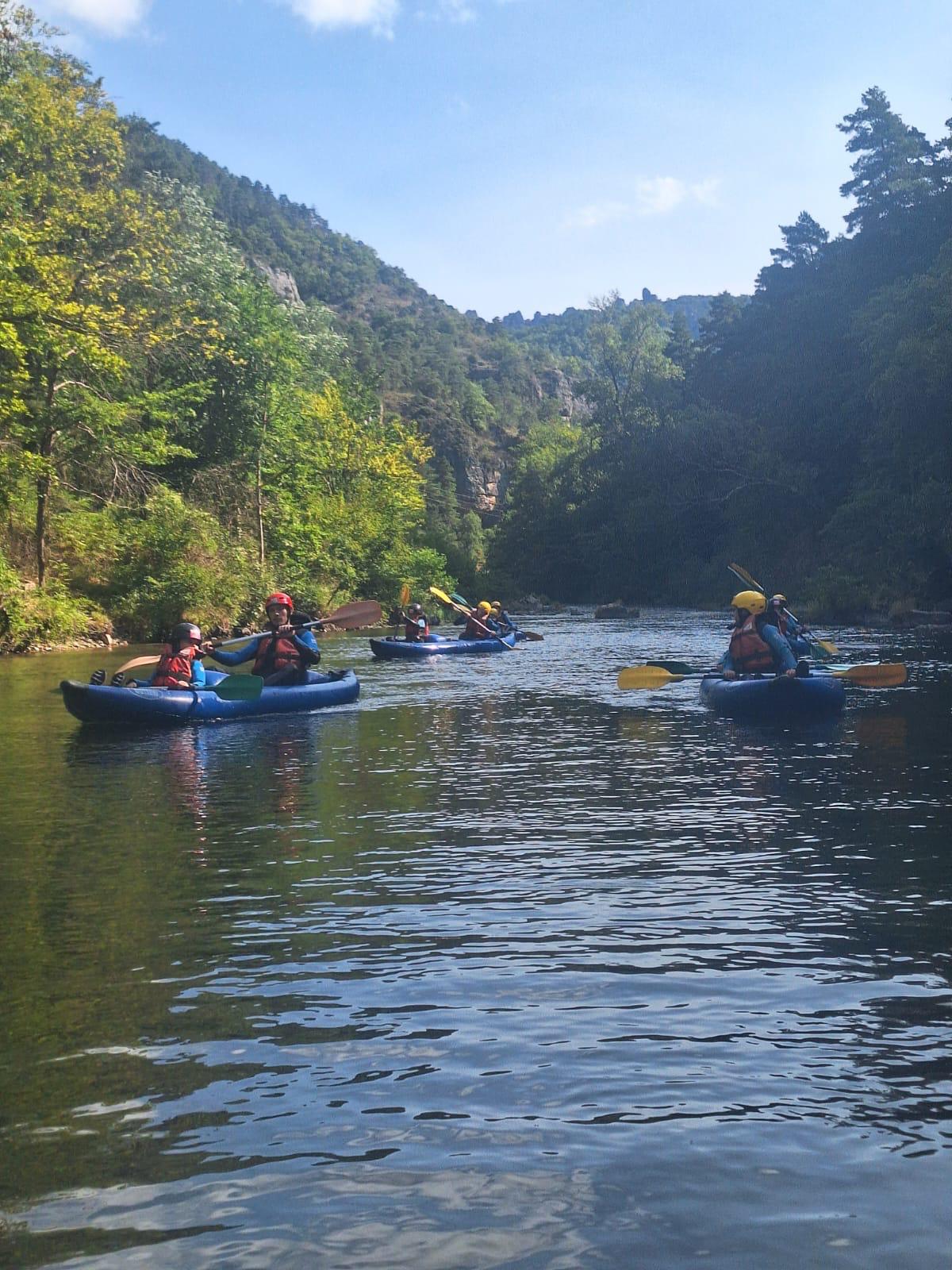 Jeunes de 10 à 17 ans pagayant en canoë sur le Tarn en Aveyron