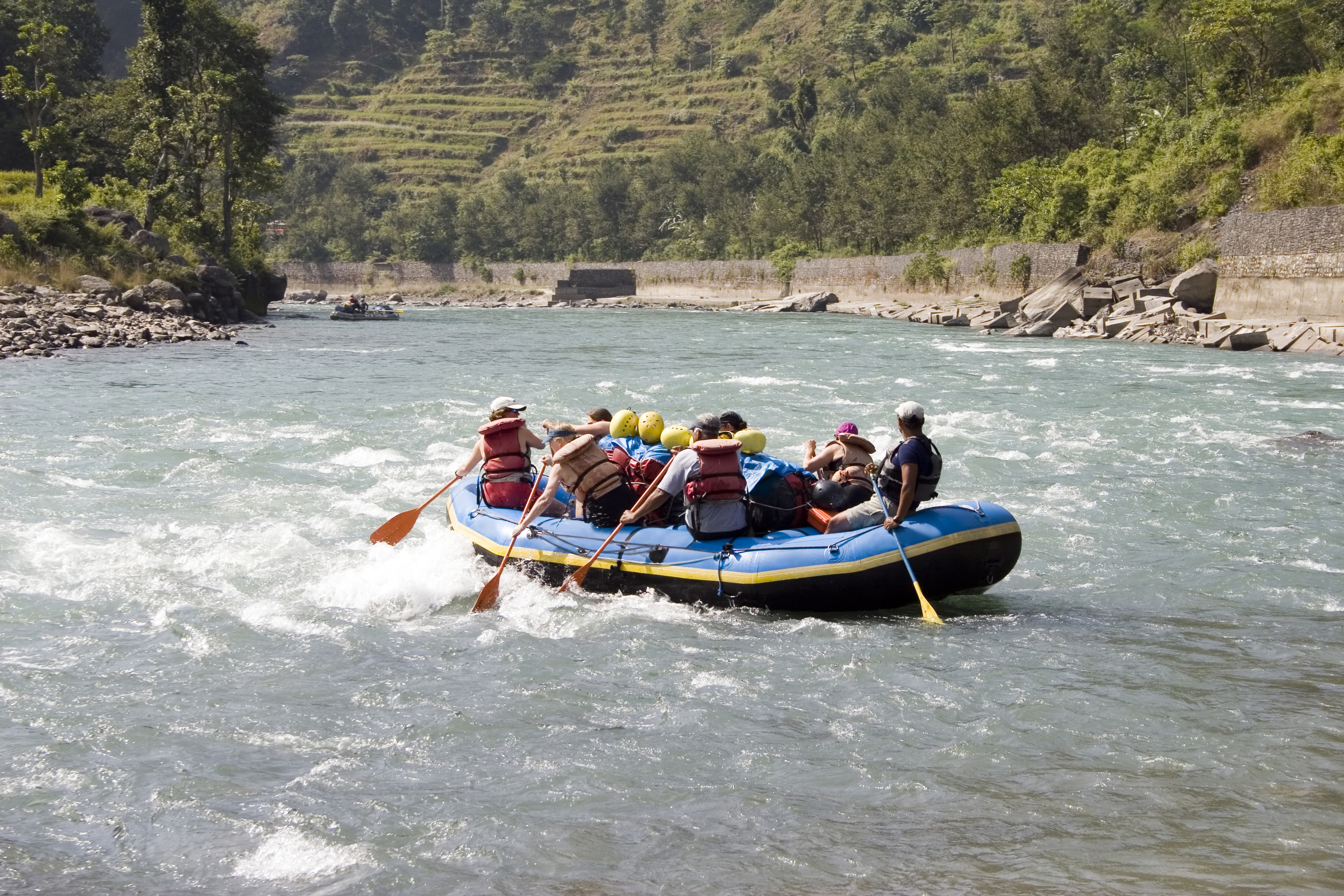 eunes participants en descente de rafting sur rivière durant un séjour gocolo