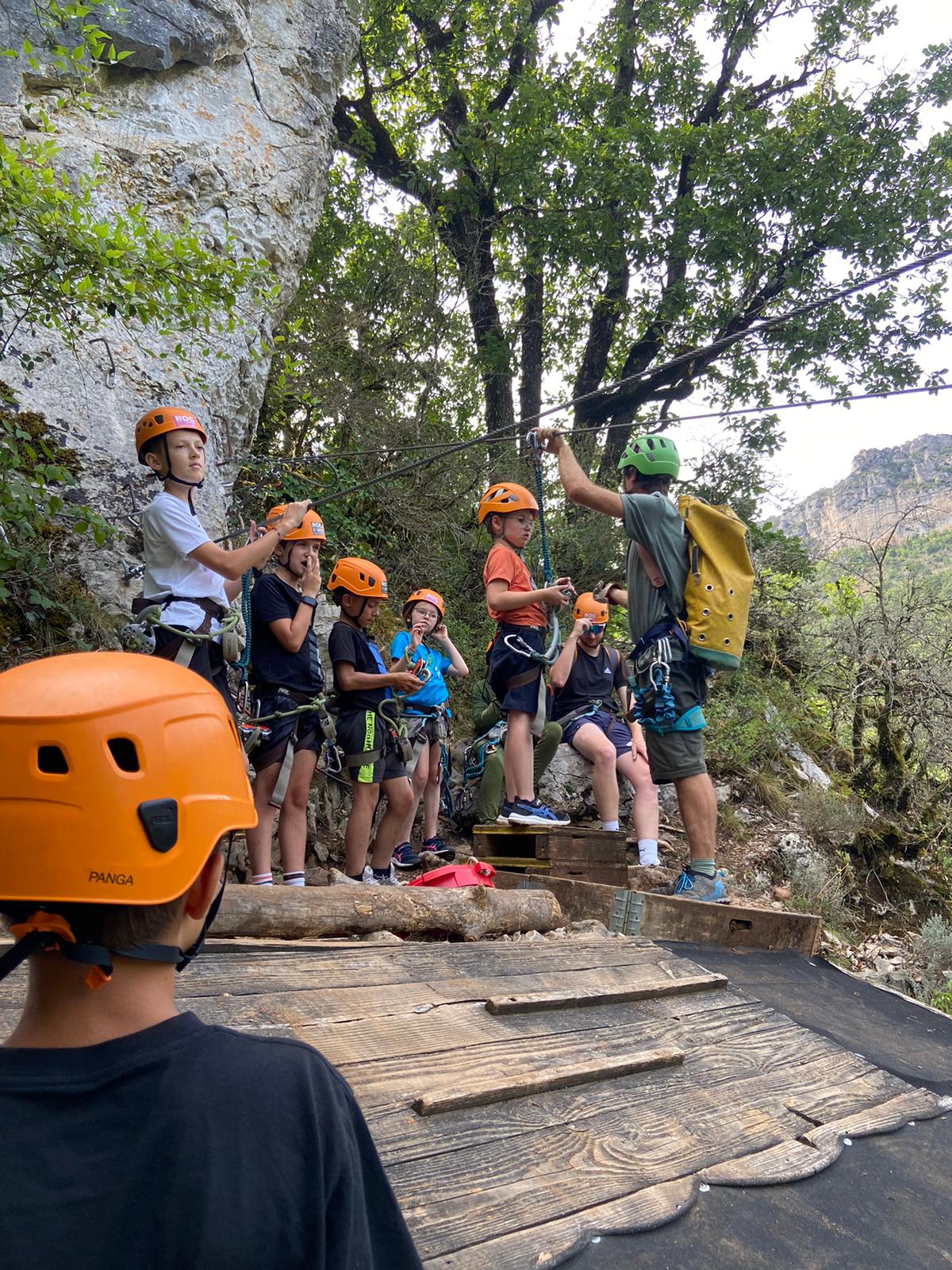 Atelier parcours Nawak avec obstacles délirants pour jeunes en stage sportif