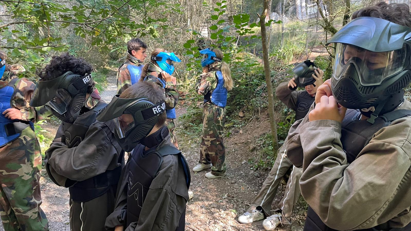 Enfants escaladant en via ferrata le long des parois rocheuses en colo sensations