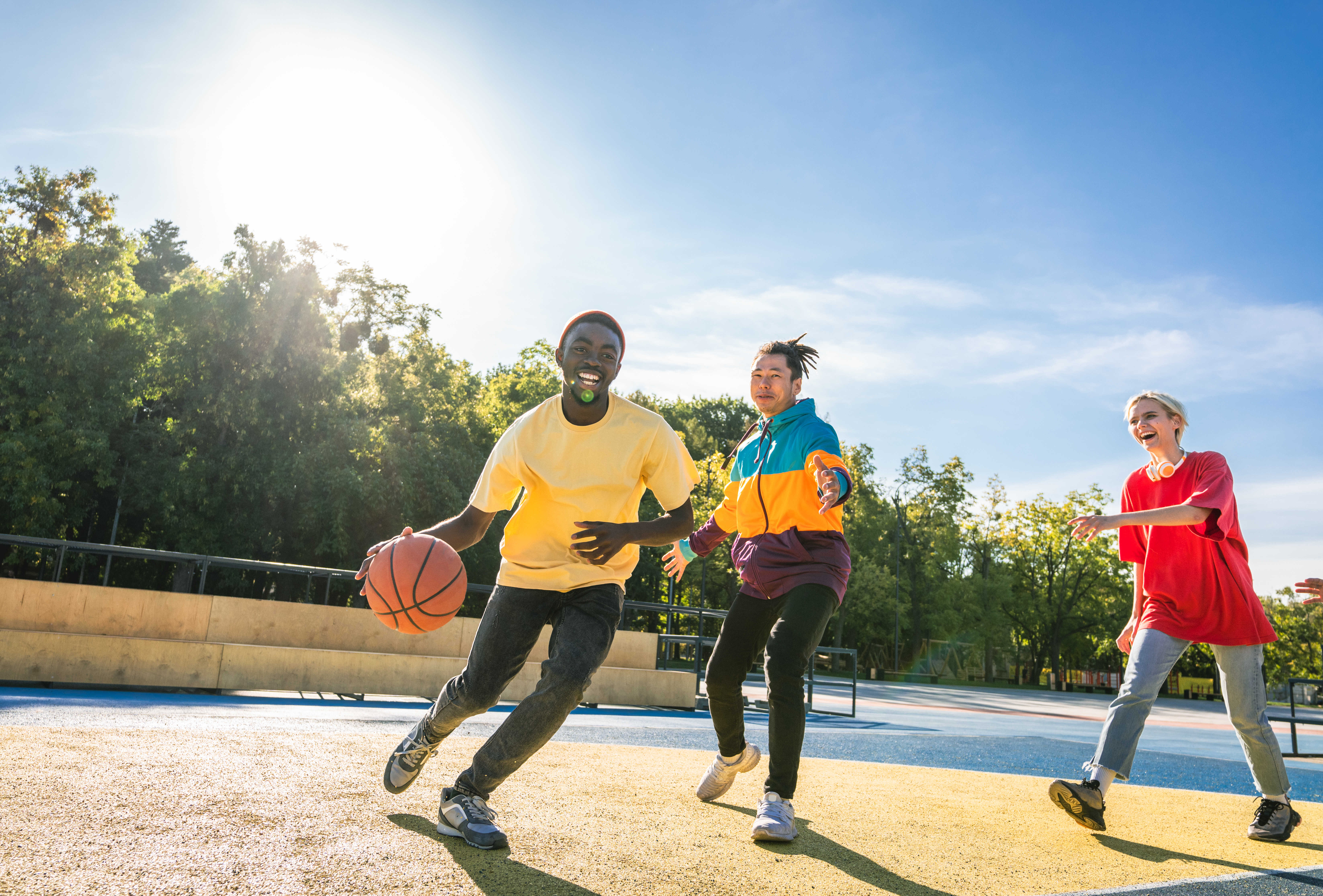 Groupe d'enfants participant à un match de handball en colo sports co gocolo
