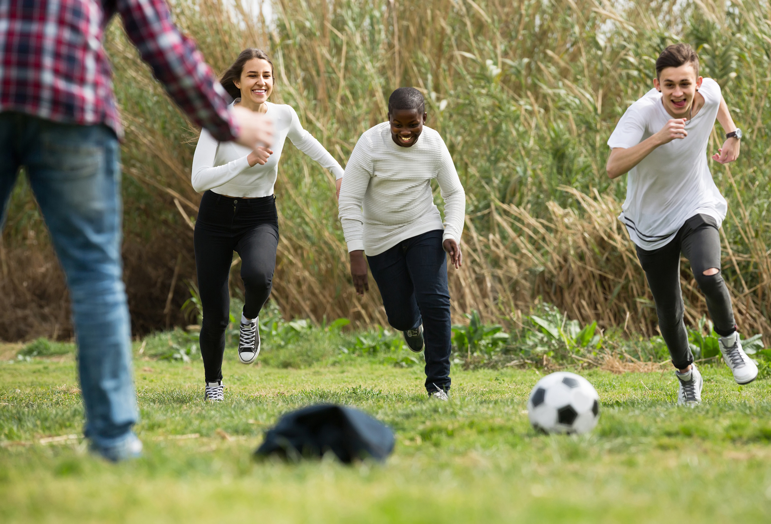 Enfants développant leur esprit d'équipe en colo sports collectifs