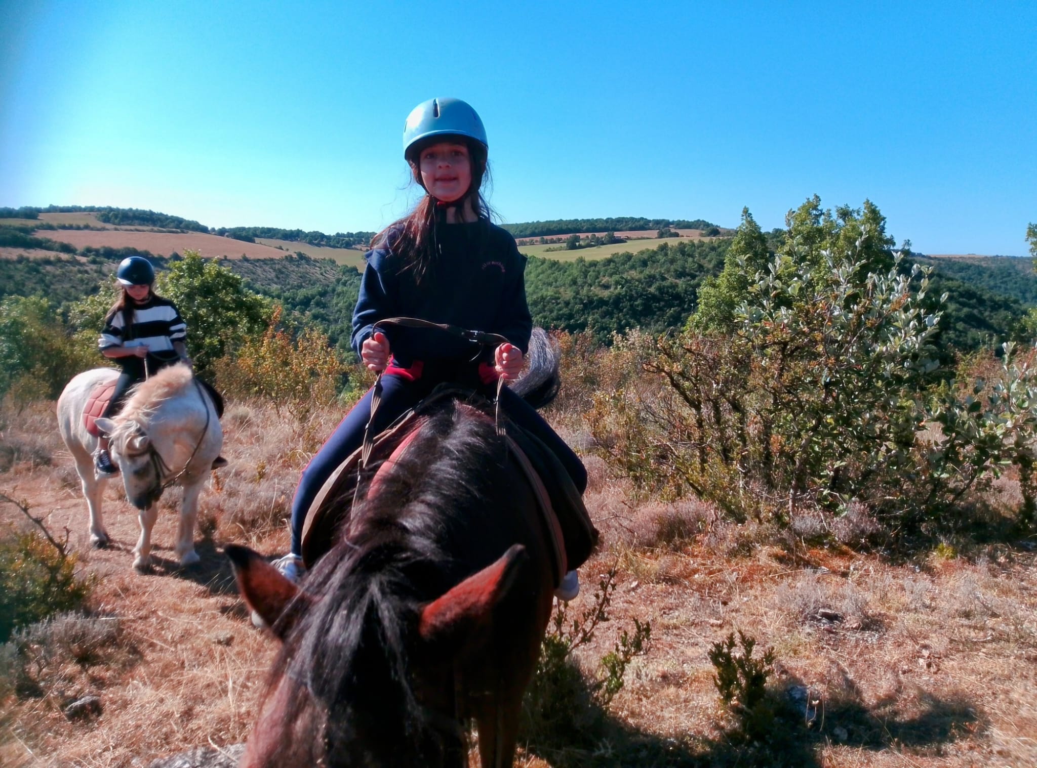 Jeunes cavaliers de 6 à 14 ans chevauchant leur poney en Aveyron
