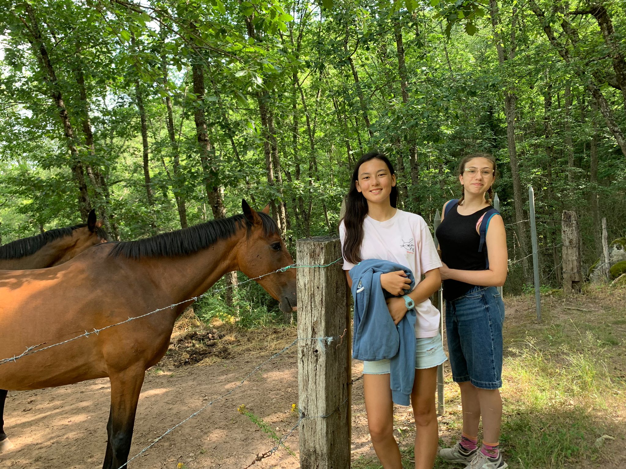 Jeunes participants explorant les villages aveyronnais à dos de poney durant un stage gocolo