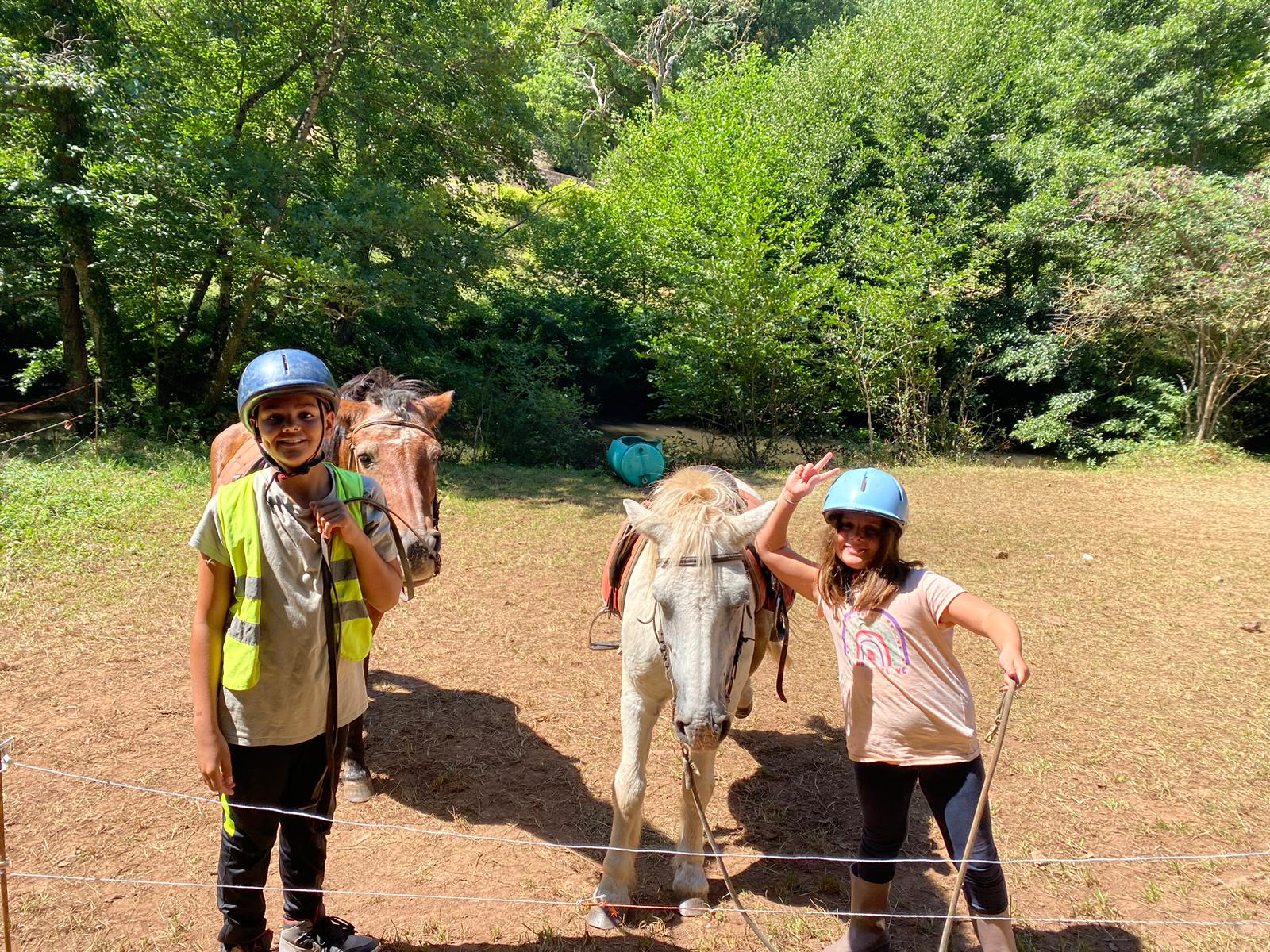 Groupe d'enfants apprenant à monter à poney lors d'une colo découverte gocolo