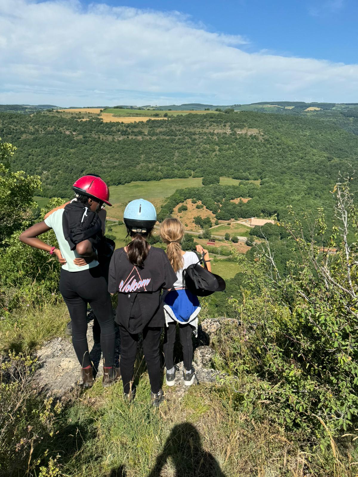 Jeunes participants découvrant les bases de l'équitation durant un séjour gocolo